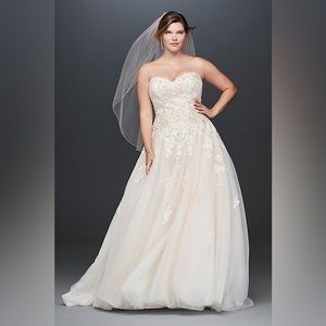David’s Bridals Wedding Dress Style V3902
Color Ivory Sand - Size 28W